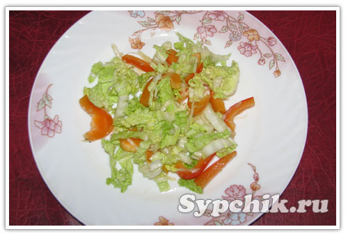Витаминный салат из пекинской капусты, перца и сельдерея