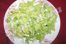Витаминный салат из пекинской капусты, перца и сельдерея | шаг 2